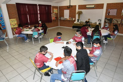 Esta mañana, niños y niñas de diversos grados escolares presentaron una serie de lecturas, entre ellas una poesía titulada “El Siglo de Torreón”. (FERNANDO COMPEÁN)