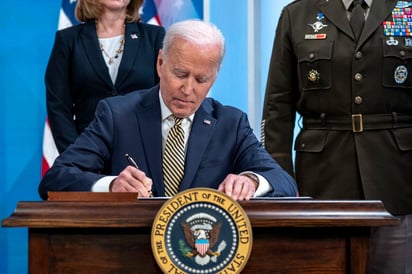 Biden hizo el anuncio en un discurso en la Casa Blanca, en el que ordenó la entrega de 800 millones de dólares más en asistencia a Ucrania, después del apasionado discurso del presidente ucraniano, Volodímir Zelenski, por vía telemática ante el Congreso estadounidense. (ARCHIVO) 