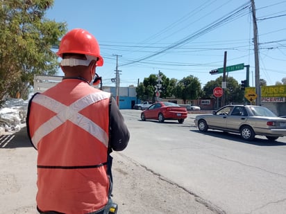 Ayer se realizó un levantamiento topográfico en el cruce de la avenida 5 de Mayo en Gómez Palacio