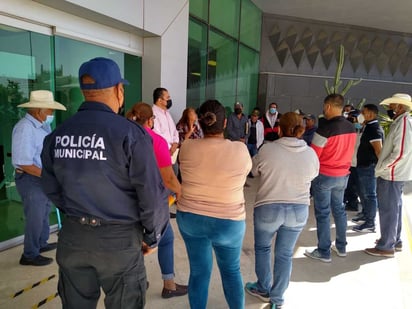 Un grupo de pobladores del ejido San Luis buscó ayer sábado a las autoridades de Torreón para retomar diálogo por el conflicto de aguas residuales, no fueron recibidos por ningún funcionario. (EL SIGLO DE TORREÓN)