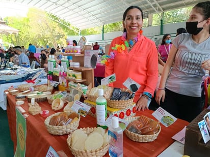 Los pequeños comerciantes ofertaron ropa, calzado, artículos de belleza, artesanías, alimentos, etc.