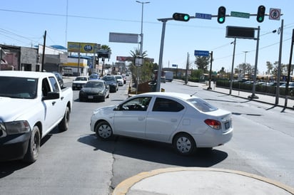 Estarán restringidas las vueltas a la izquierda en el bulevar Revolución de Torreón, autoridades buscan evitar desorden vial en carriles de alta velocidad. (FERNANDO COMPEÁN)