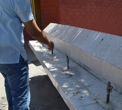 La falta de agua que se sufre en ciudad Lerdo ha 'pegado' en los planteles escolares.