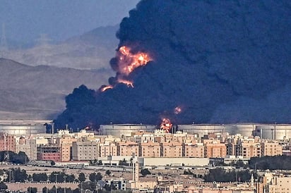 Las imágenes de las llamas saliendo de unos depósitos de Aramco y una columna de humo que se eleva varios cientos de metros y es visible desde todo Yeda. (ESPECIAL) 