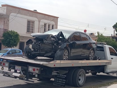 El automóvil Nissan Versa terminó con cuantiosos daños. (EL SIGLO DE TORREÓN)