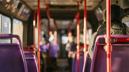 El autobús se salió de la vía por la que viajaba y terminó volcándose. (ARCHIVO)