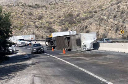 Vuelca tráiler en la carretera 57 en tramo Los Chorros