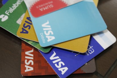 Si paga solo el mínimo de tu tarjeta, puede llegar a pagar hasta seis veces más del monto original de la deuda. (ARCHIVO)