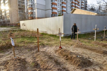 Continúan los trabajos de levantamiento de los escombros en Makariv y Borodianka por lo que la cifra de muertos puede ser mayor. (ARCHIVO)