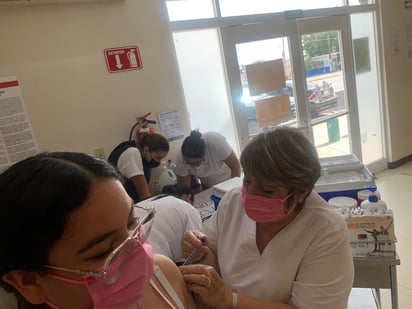El Hospital Integral de Matamoros aplica desde ayer vacunas contra el COVID a quienes sigan pendientes de alguna de las dosis.