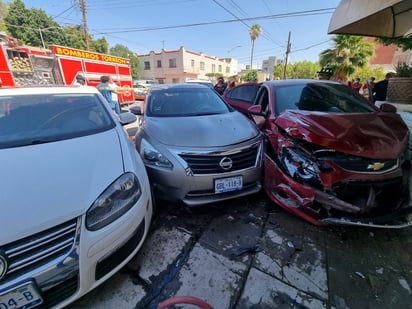 La mujer protegió a su bebé, pero ella acabó con fracturas.