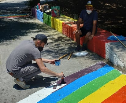 Fue en la calle de Castelar y Pedro de Aguirre del Fraccionamiento mencionado, donde se marcó un paseo peatonal con los colores del arcoíris.