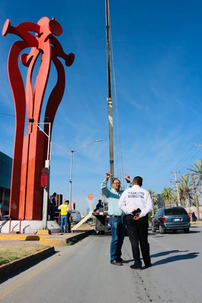 Autoridades retiraron la escultura 'Flor del Desierto' del bulevar Independencia de Torreón, parte de las obras del SV4C.