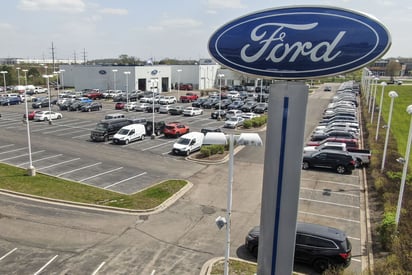 Fabricantes como General Motors (GM) y Stellantis no dieron a conocer su ventas mensuales. (ARCHIVO)