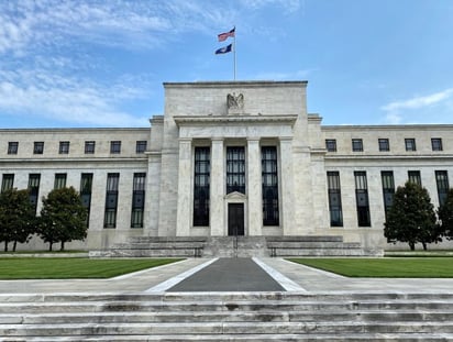 La última vez que el banco central estadounidense anunció un incremento de medio punto fue en el año 2000. (ARCHIVO)