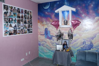 En la casa de la familia Herrera Reyes se montó un altar en honor a Carolina, hay globos de colores, fotografías y un mural en colores pasteles. (FERNANDO COMPEÁN)