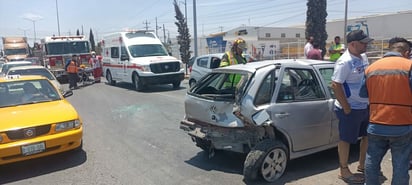 Provoca choque y huye del lugar en Saltillo, una mujer quedó prensada