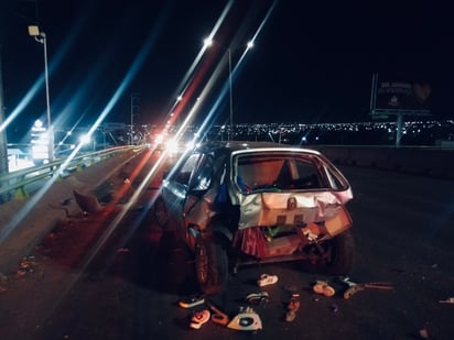 Huye del lugar luego de impactar un auto, una mujer resultó lesionada