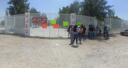 Alumnos de la FAZ 'tomaron' las instalaciones para exigir una serie de mejoras; amenazaron con bloquear la carretera este viernes. (EL SIGLO DE TORREÓN)