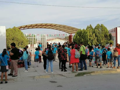 Las madres llegaron a la hora de entrada e impidieron el acceso como medida de presión porque no hay electricidad en cuatro salones.