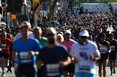 Hombre de 30 años se desploma y muere cerca de la meta del maratón de Brooklyn