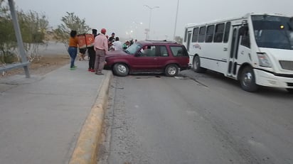 Una de las unidades volcó y la otra brincó el camellón; los conductores involucrados solo presentaron lesiones superficiales.