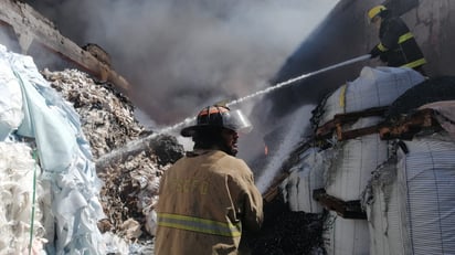 Fuego consume empresa recicladora de Torreón, empleados lograron ponerse a salvo a tiempo. Las maniobras para sofocar las llamas se extendieron por más de 5 horas. (FERNANDO COMPEÁN)