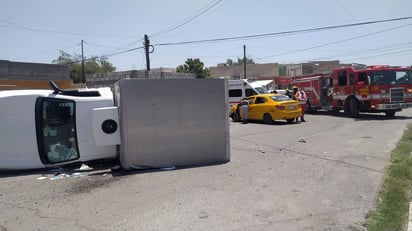 Un vehículo quedó volcado sobre su costado derecho luego de que un taxi se impactara contra él.