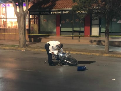 Fue en el cruce con la avenida Universidad, cuando perdió el control de la motocicleta, derrapando sobre el pavimento y saliendo proyectados a varios de metros. (EL SIGLO DE TORREÓN)