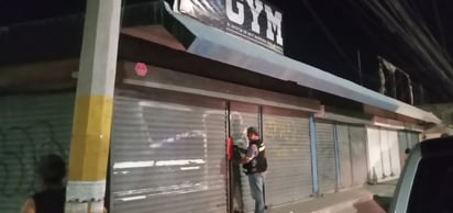 Vecinos denunciaron que al interior del gimnasio había escándalo y bebidas embriagantes. (EL SIGLO DE TORREÓN)