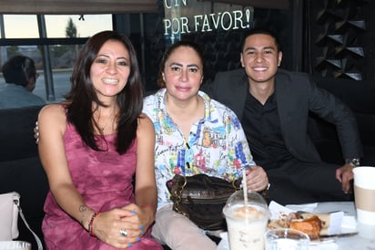 Jessica, Nayely y Gerardo Santoyo.