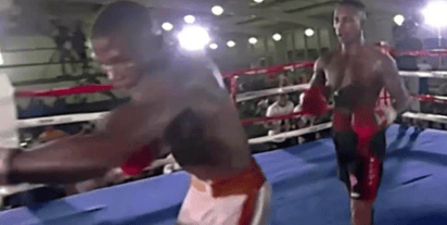 VIDEO: Boxeador lanza golpes al aire, queda desorientado y muere