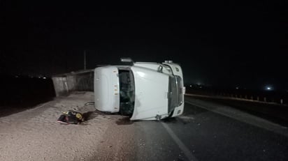 El joven conductor del tráiler dormitó al volante y la pesada unidad volcó; afortunadamente solo sufrió golpes superficiales.