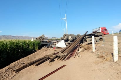 El tráiler volcó poco después de impactarse con un camión materialista, el cual se salió del camino. (EL SIGLO DE TORREÓN)