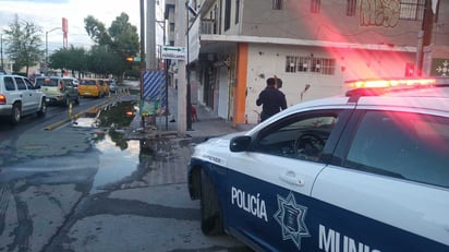 El hombre se quedó dormido en la calle y le robaron su ropa.