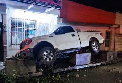 La unidad responsable del accidente terminó sobre dos jardineras y recostada sobre una casa. (EL SIGLO DE TORREÓN)