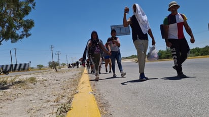 Llegan caminando por la carretera federal 57; pasando por el filtro de seguridad y salud que se instaló hace ya dos semanas. (EL SIGLO DE TORREÓN)