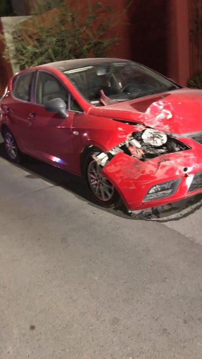 Conductor de auto choca contra dos vehículos estacionados y después de abandonar su carro huyó del lugar.