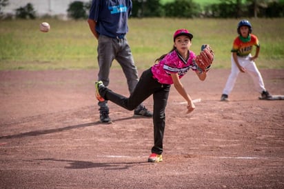 Pequeña lagunera brilla en el beisbol