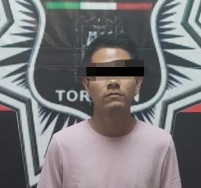 Armados con un cuchillo intentan asaltar a joven en baños públicos; uno logró escapar.