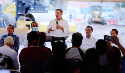 El gobernador José Rosas Aispuro Torres arrancó la pavimentación de la calle San Luis en la colonia Morga, en Durango. (EL SIGLO DE TORREÓN)