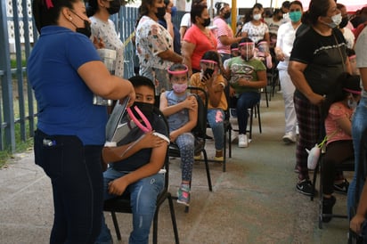La vacunación iniciará para los menores cuyo apellido inicie con la letra 'A'. (Foto: FERNANDO COMPEÁN / EL SIGLO COAHUILA)