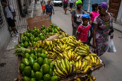 Lo que más golpea el bolsillo de los cubanos es la inflación que oficialmente alcanzó el 70% en 2021. (AP)