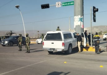 El vehículo del presunto responsable terminó impactado en un poste de las líneas de alta tensión de la CFE. (EL SIGLO DE TORREÓN)