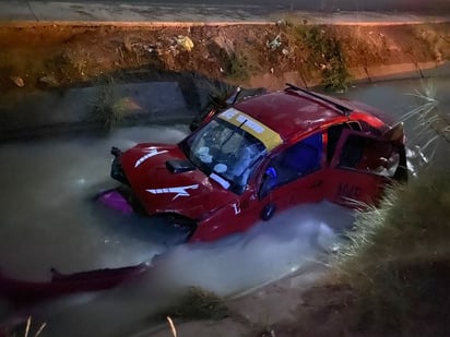 El taxi terminó en el interior de un canal de riego ubicado al norte del municipio de Lerdo, a la altura del bulevar Tecnológico.