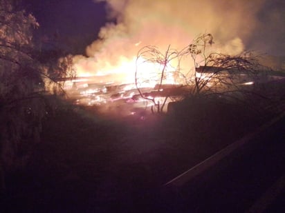 Los elementos del departamento de Bomberos y Protección Civil se encargaron de sofocar las llamas.