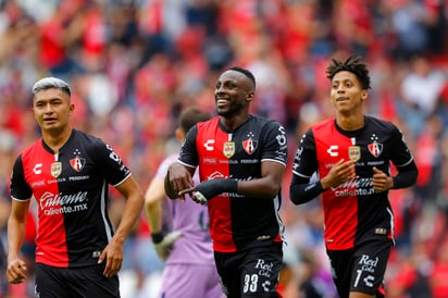 Julián Quiñones (c) de Atlas celebra una anotación ante Cruz Azul hoy, durante un partido de la jornada 3 del torneo Apertura 2022 de la liga del fútbol mexicano, disputado en el estadio Jalisco, en Guadalajara (México). EFE/ Francisco Guasco