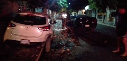 Ambos vehículos sufrieron visibles daños debido al aparatoso accidente. (EL SIGLO DE TORREÓN)