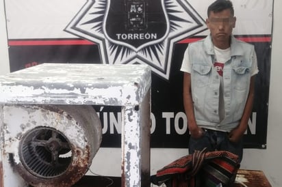 Detienen a hombre que robaba un aparato de aire lavado en Torreón