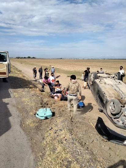 La conductora de un vehículo perdió el control, salió de la carretera y derribó a un ciclista.